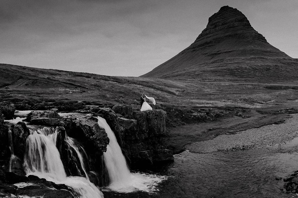 Heiraten in Island - Am Wasserfall